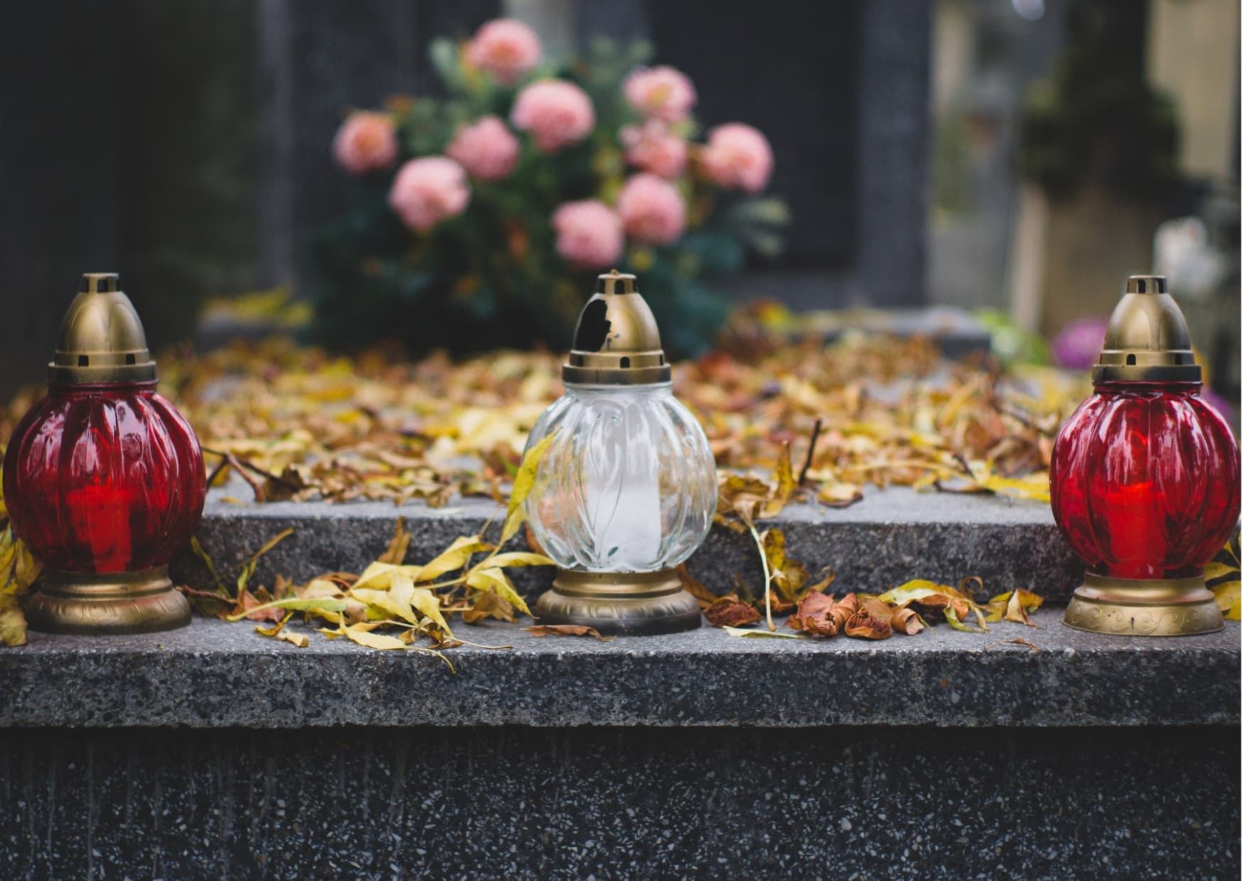 odpady na cmentarzu kwiatyiznicze small - Pielęgnuj pamięć i bądź eko bohaterem