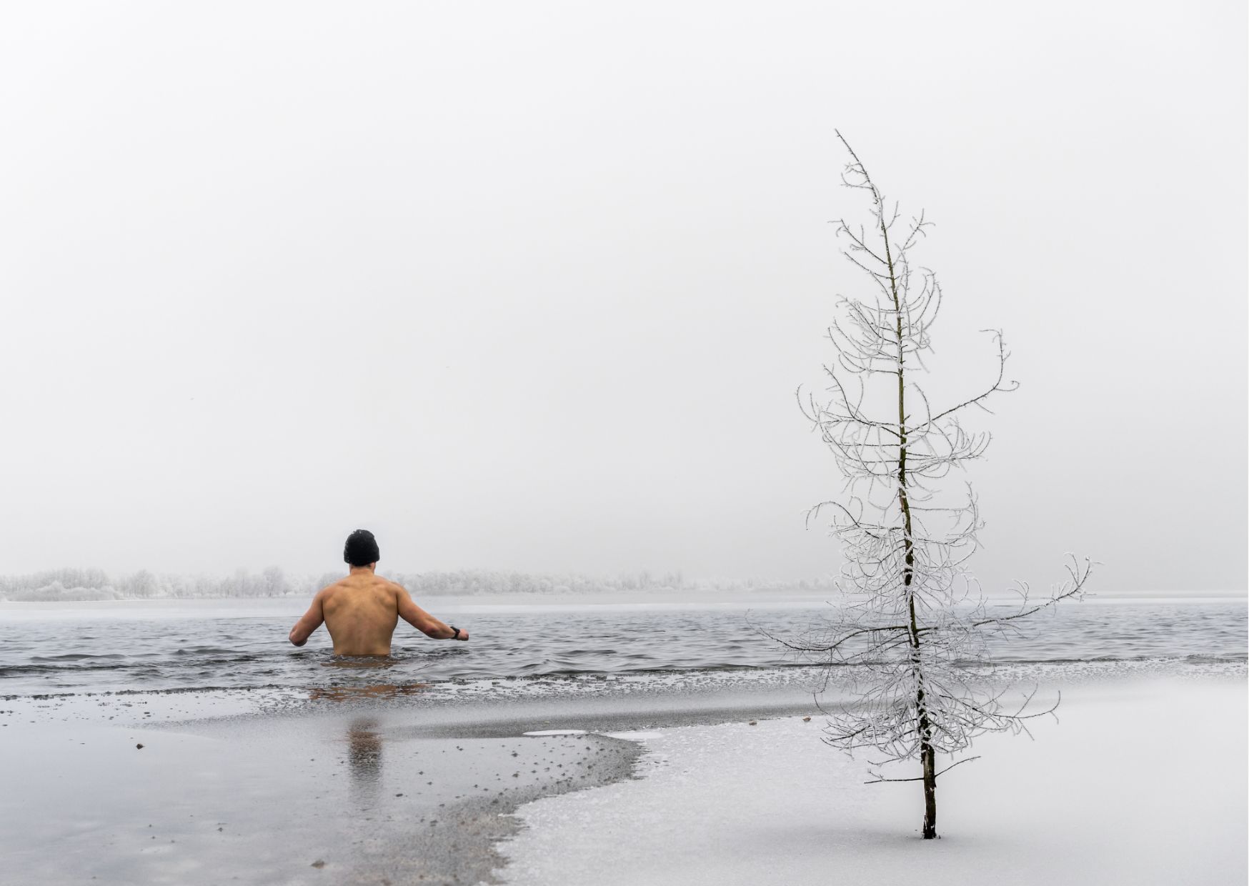 Mężczyzna morsuje w jeziorze