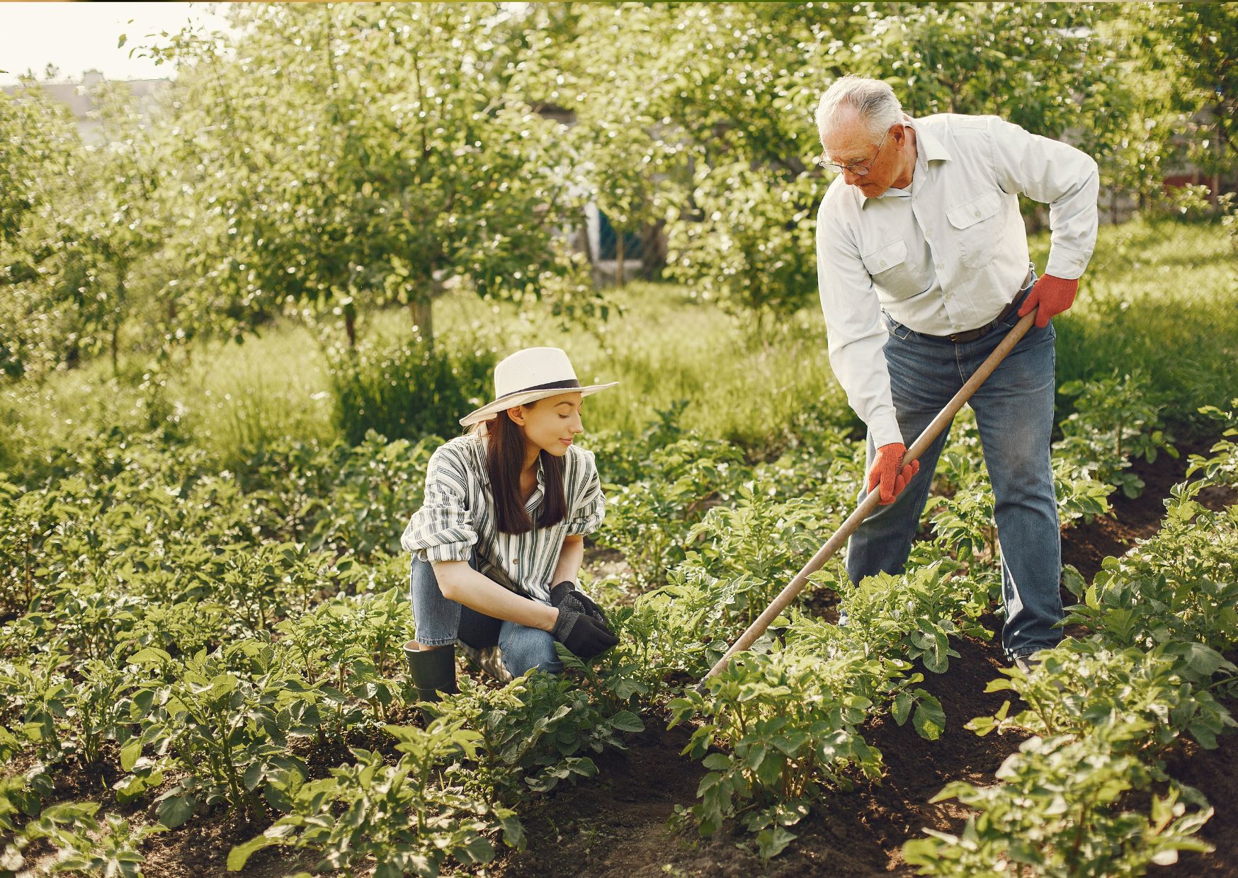Ojciec i córka pracują w ogrodzie