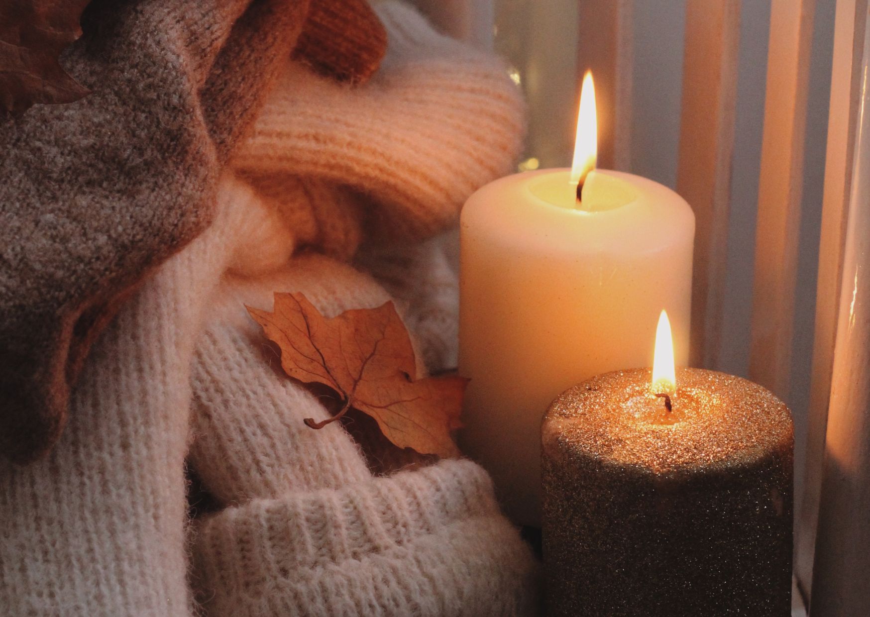 jesienny nastrój z zapalonymi świecami