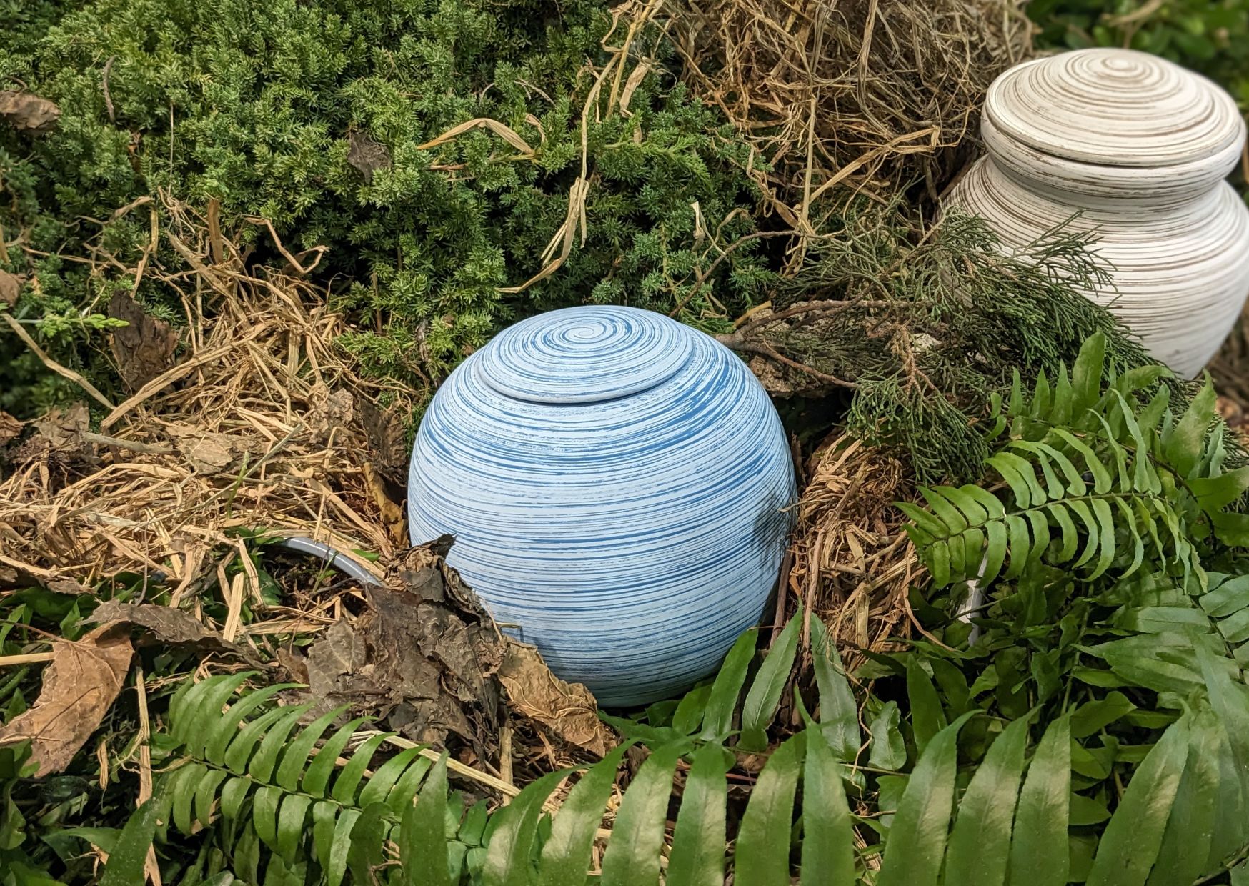 Urny biodegradowalne stosowane w pogrzebach ekologicznych.